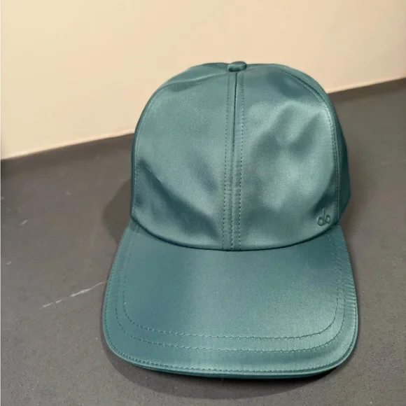 Alo Yoga top satin winter ivy off-duty cap - Picture 3 of 3